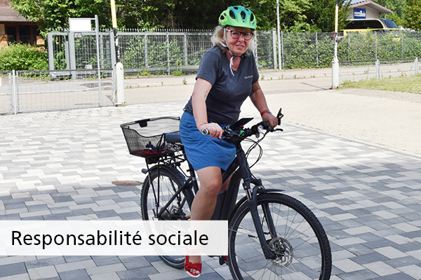 Femme à vélo